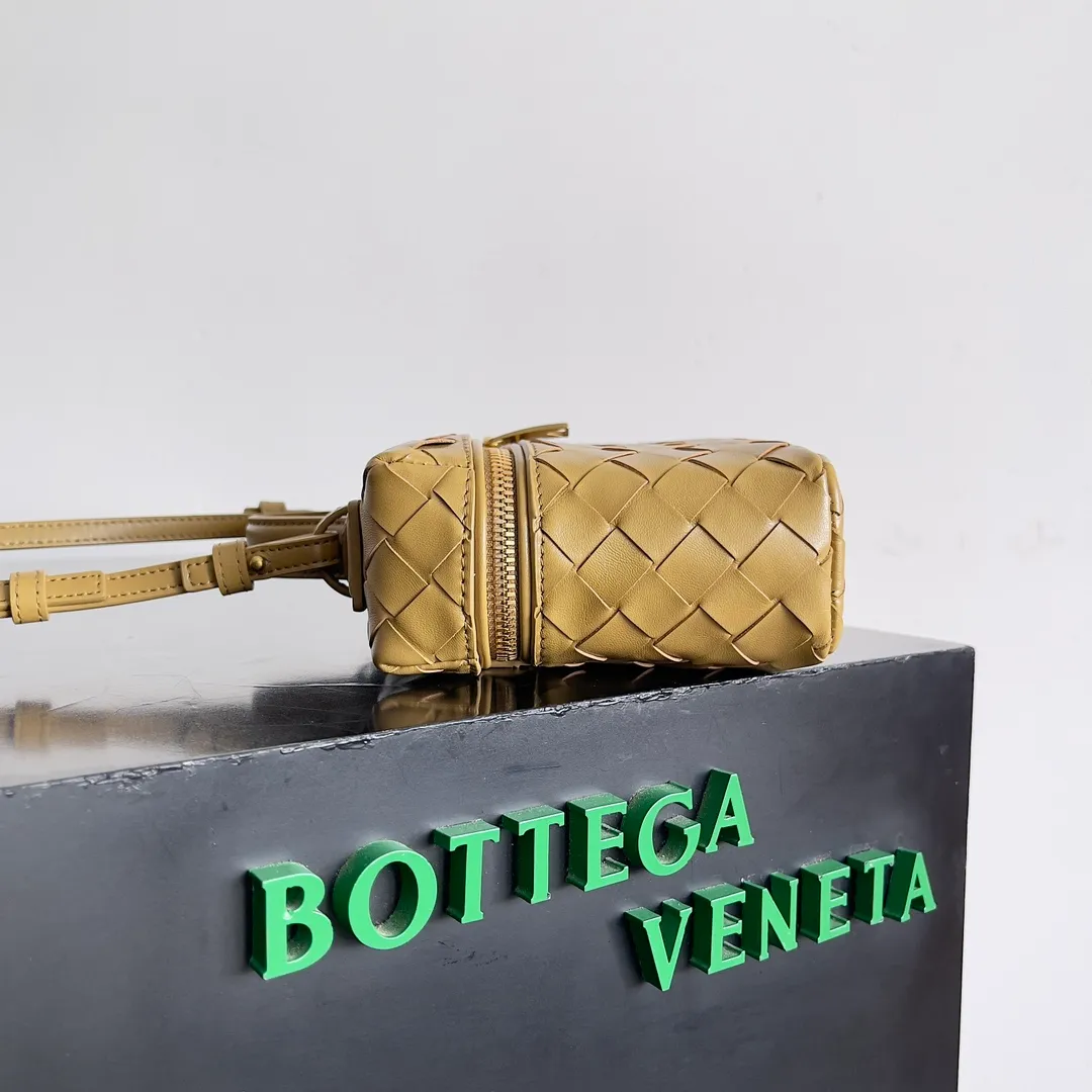 Batch 1360 Bottega Veneta 24 spring and summer woven zipper crossbody bag. A crossbody bag that can be used as a cosmetic bag. The exquisite weaving and compact body are an indispensable accessory for the upcoming summer. The double zipper also better protects the bag. It has a large capacity. If you like it, don’t miss it. Style number: 789109 Size: 22*12.5*5cm